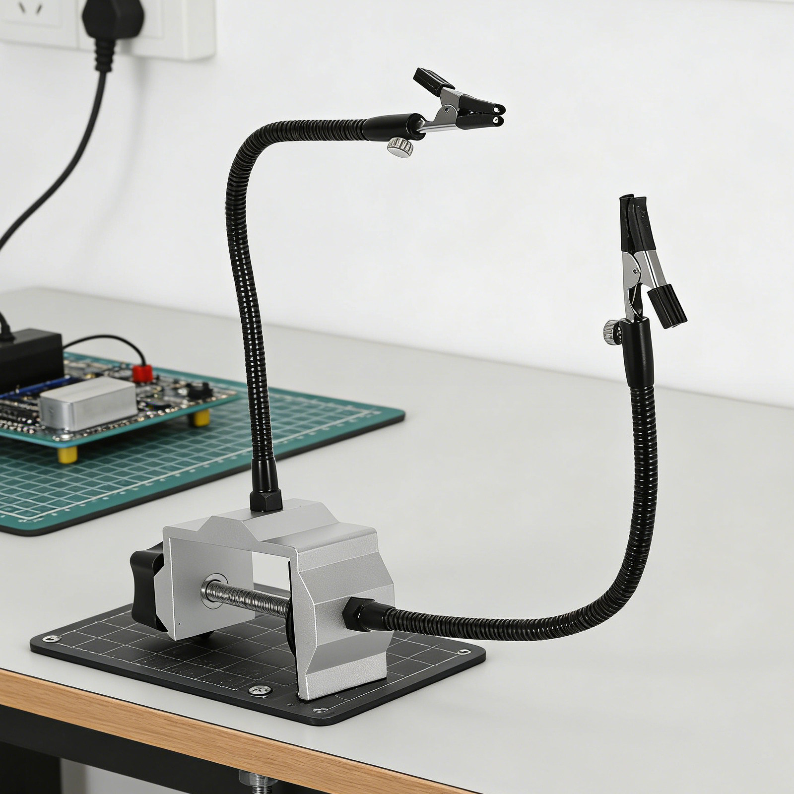 전자 제품 수리용 2개의 유연한 암과 미끄럼 방지 베이 - Electronics Repair Bench 리뷰 및 가격